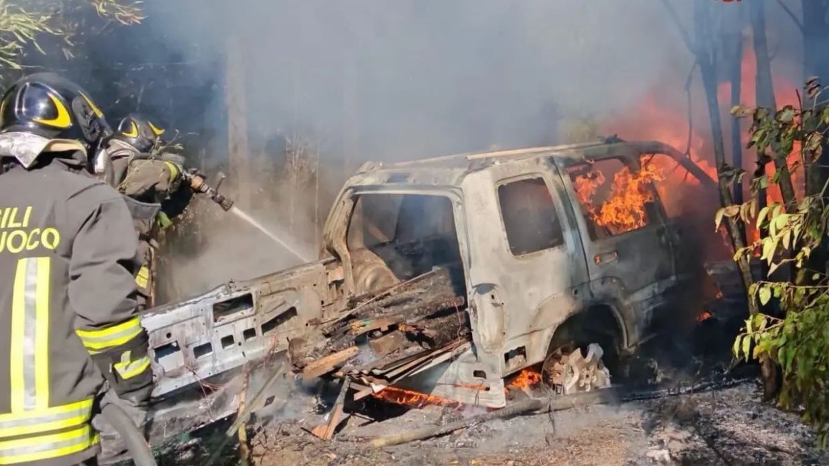 Arezzo, auto esce di strada e prende fuoco: morto un 71enne Arezzo, auto esce di strada e prende fuoco: morto un 71enne