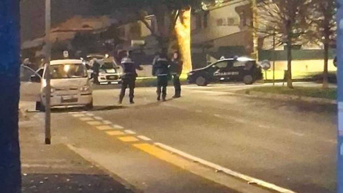 Carabiniera travolta al posto di blocco, trasportata in eliambulanza al Gemelli di Roma: “È grave” Carabiniera travolta al posto di blocco, trasportata in eliambulanza al Gemelli di Roma: “È grave”