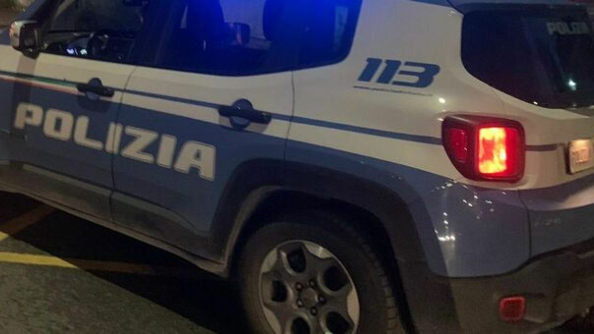 Roma, donna minacciata con un’accetta: l’aggressore prova a salire sulla sua auto, due passanti lo mettono in fuga Roma, donna minacciata con un’accetta: l’aggressore prova a salire sulla sua auto, due passanti lo mettono in fuga