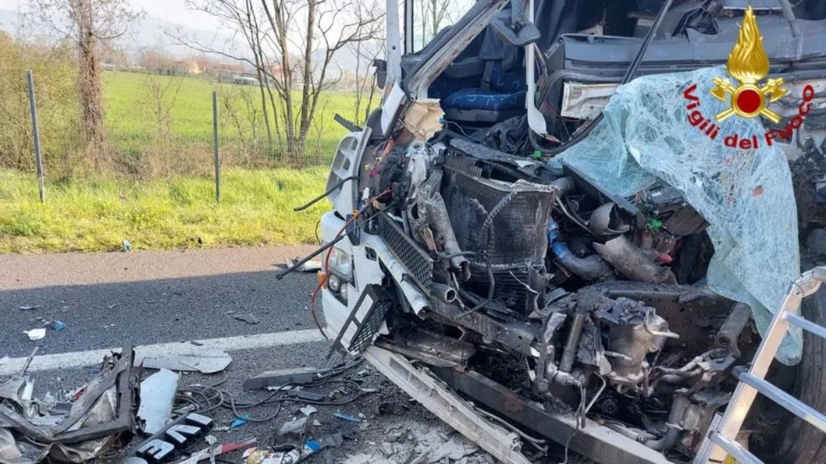 grave incidente tra camion in autostrada a4 a bolgare morto un uomo 6 chilometri di coda da Thesocialpost.it grave incidente tra camion in autostrada a4 a bolgare morto un uomo 6 chilometri di coda