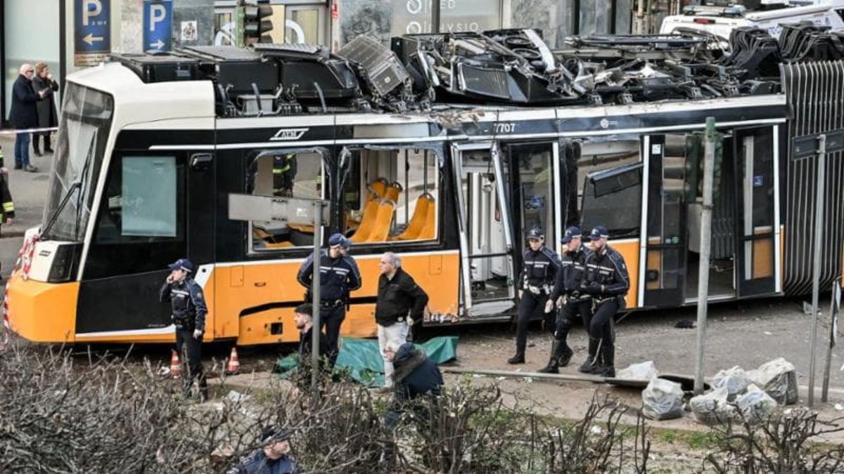 Tram deragliato a Milano, la pista dell’errore umano: “Il guasto è quasi impossibile. L’autista era al cellulare”