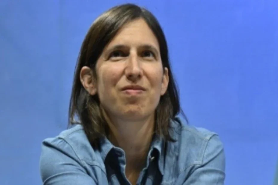 Elly Schlein in primo piano durante un evento pubblico: chiamata a gestire la partita delle primarie