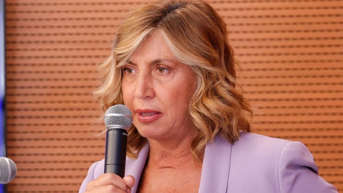 Myrta Merlino in studio, immagine legata alla sua fase professionale in Mediaset