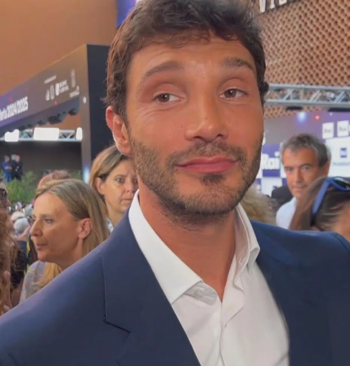 Stefano De Martino durante un'apparizione televisiva