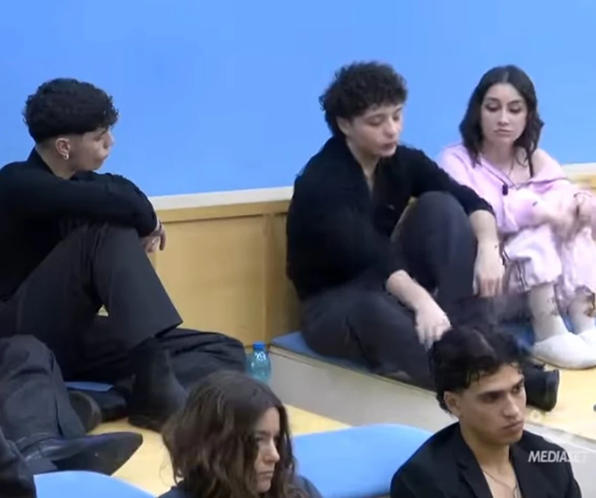 Serale di Amici 25: concorrenti e professori in studio durante la registrazione