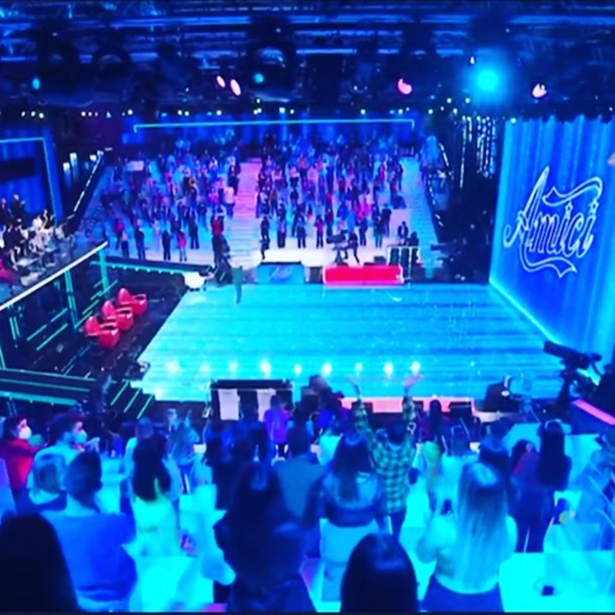 Il palco del serale di Amici 25 durante una puntata