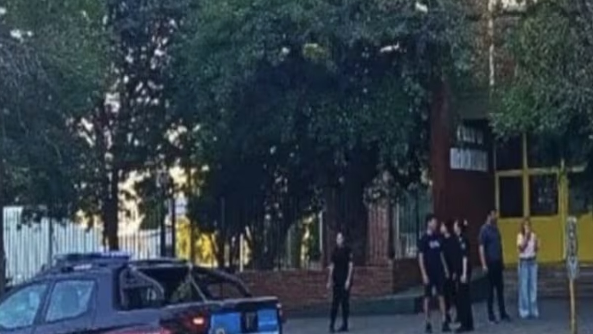 Intervento delle forze dell’ordine davanti a una scuola a San Cristóbal, provincia di Santa Fe