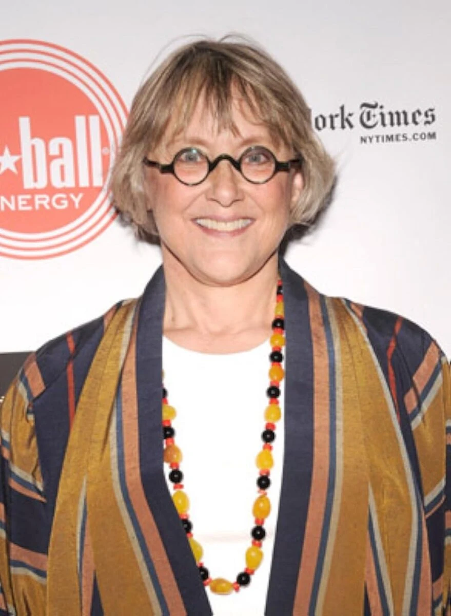 Mary Beth Hurt sul set in una scena di repertorio