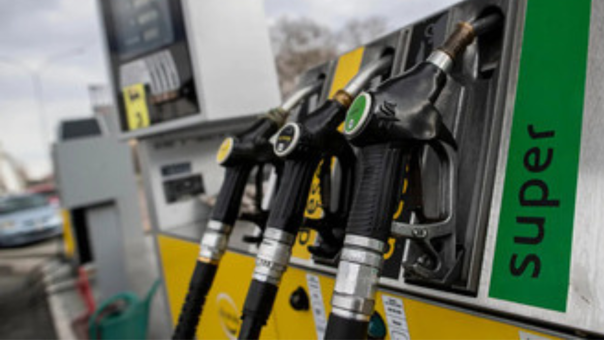 Prezzi carburanti, primi effetti del taglio delle accise: il gasolio self a 1,978 euro Prezzi carburanti, primi effetti del taglio delle accise: il gasolio self a 1,978 euro