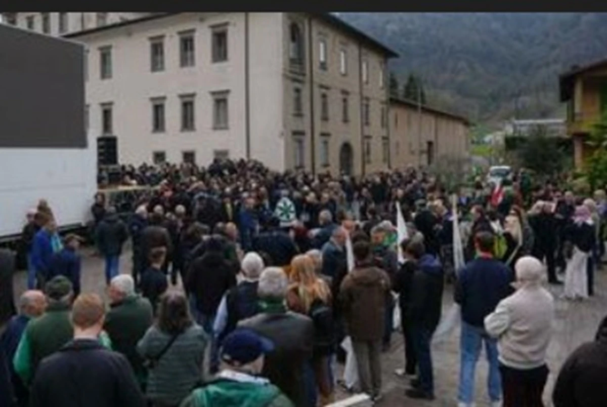 Folla e bandiere verdi fuori dall’abbazia di San Giacomo a Pontida per l’ultimo saluto a Umberto Bossi