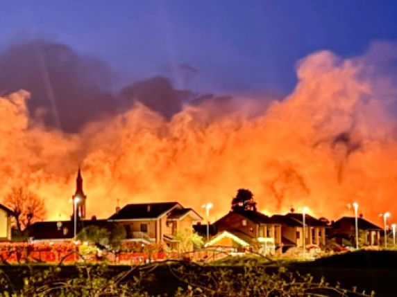 incendio spaventoso in italia le fiamme avvolgono tutto in pochi istanti da Thesocialpost.it incendio spaventoso in italia le fiamme avvolgono tutto in pochi istanti