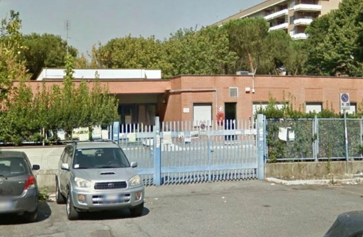 Ingresso di una scuola materna a Roma, area esterna e cortile