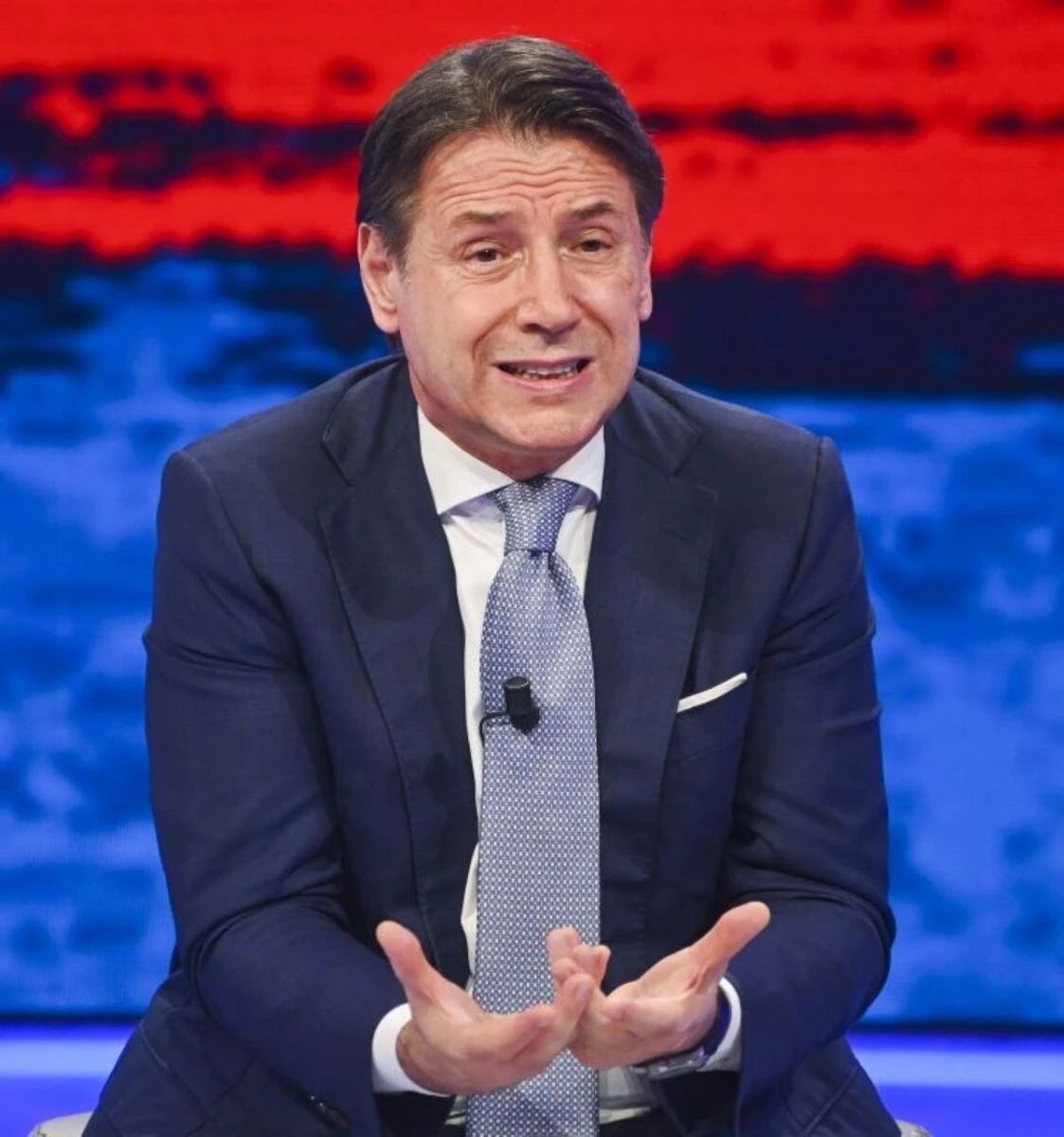 Giuseppe Conte durante un intervento pubblico: al centro della discussione sulle primarie del campo progressista
