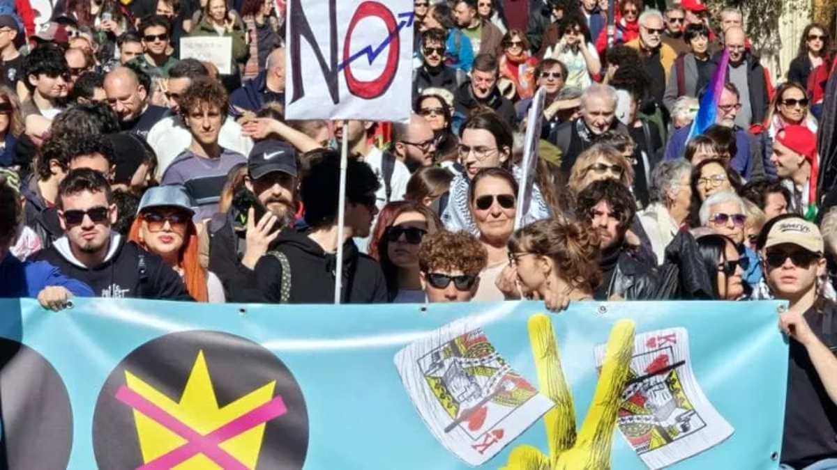 corteo no kings a roma migliaia in piazza contro la guerra manifestanti con volti di meloni nordio e la russa a testa in gi249 8211 diretta da Thesocialpost.it corteo no kings a roma migliaia in piazza contro la guerra manifestanti con volti di meloni nordio e la russa a testa in gi249 8211 diretta