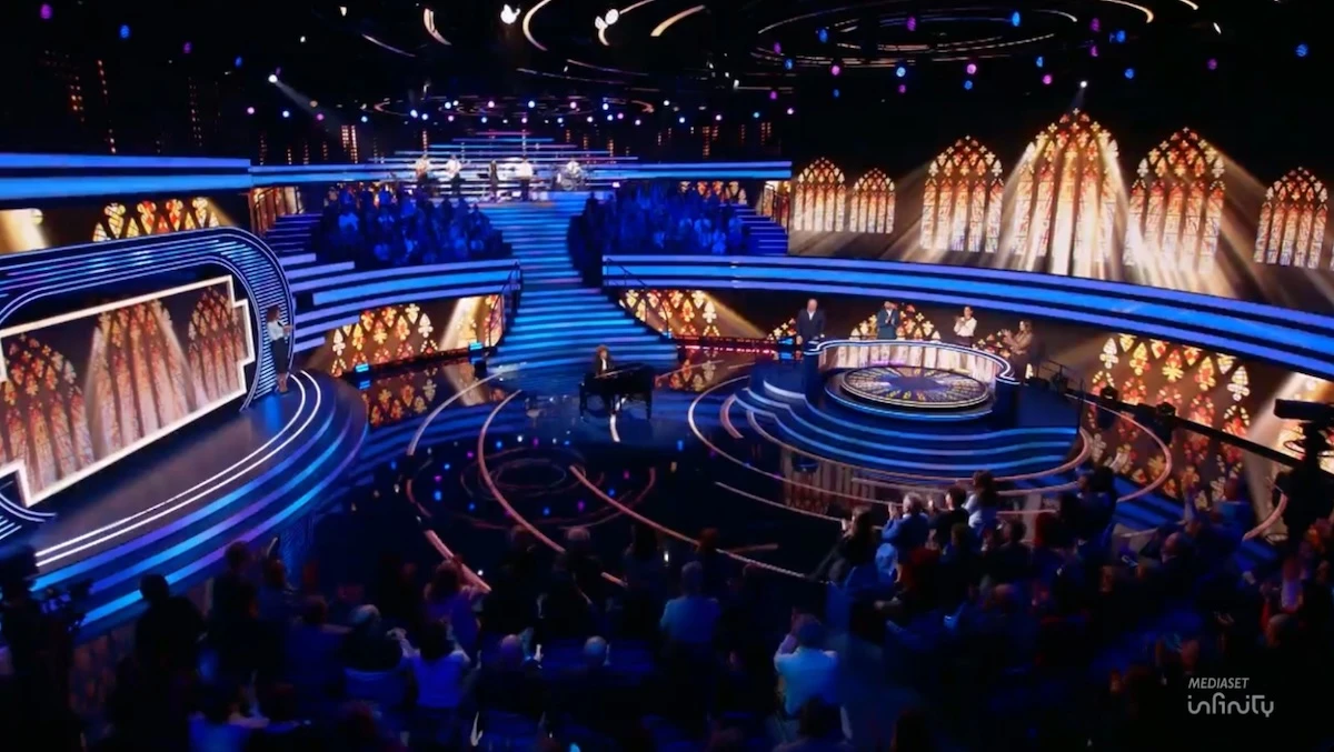 Gerry Scotti nello studio de La Ruota della Fortuna su Canale 5