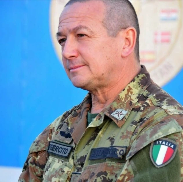 Militari ed equipaggiamento in un contesto di tensione internazionale