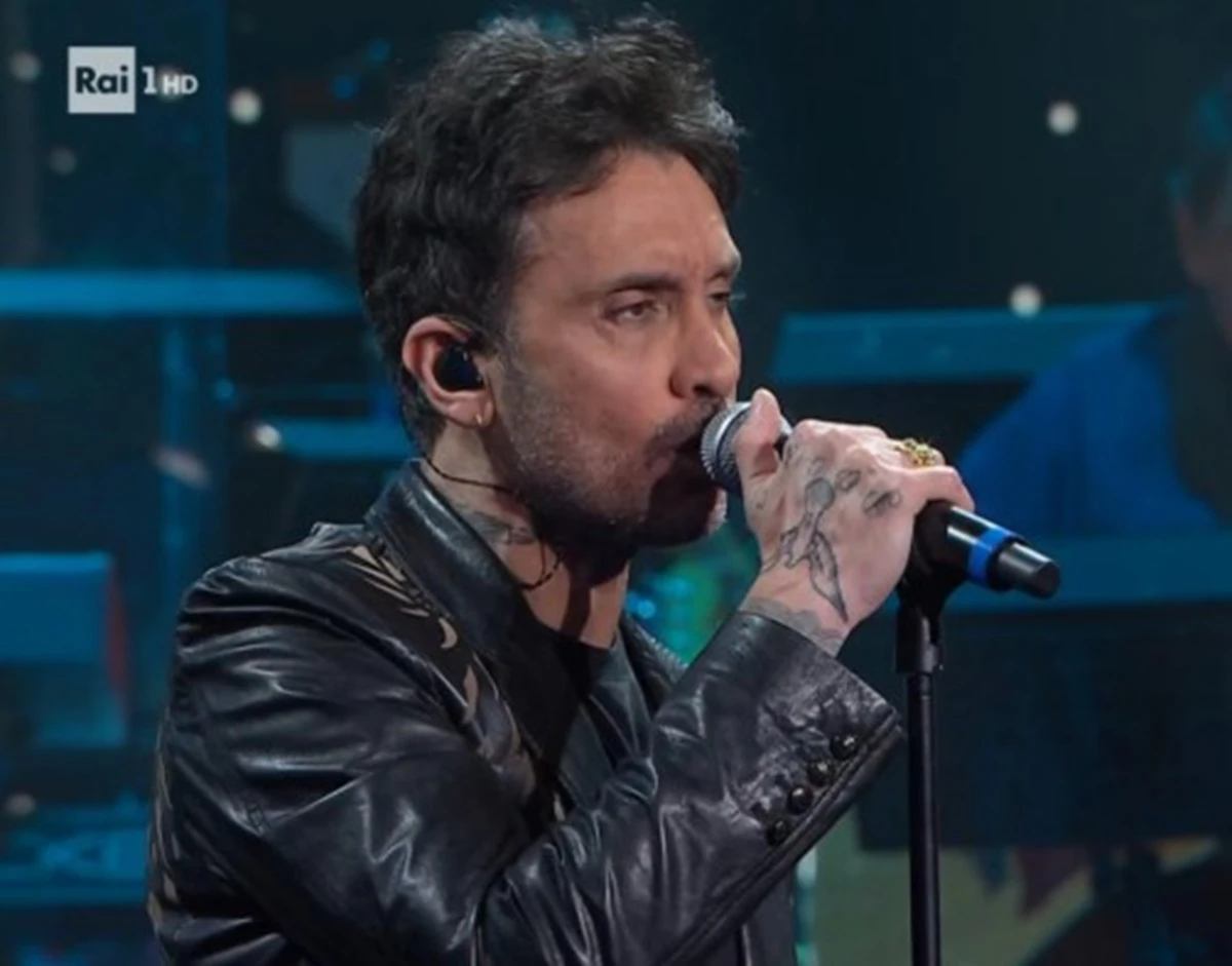 Fabrizio Moro sul palco di Canzonissima