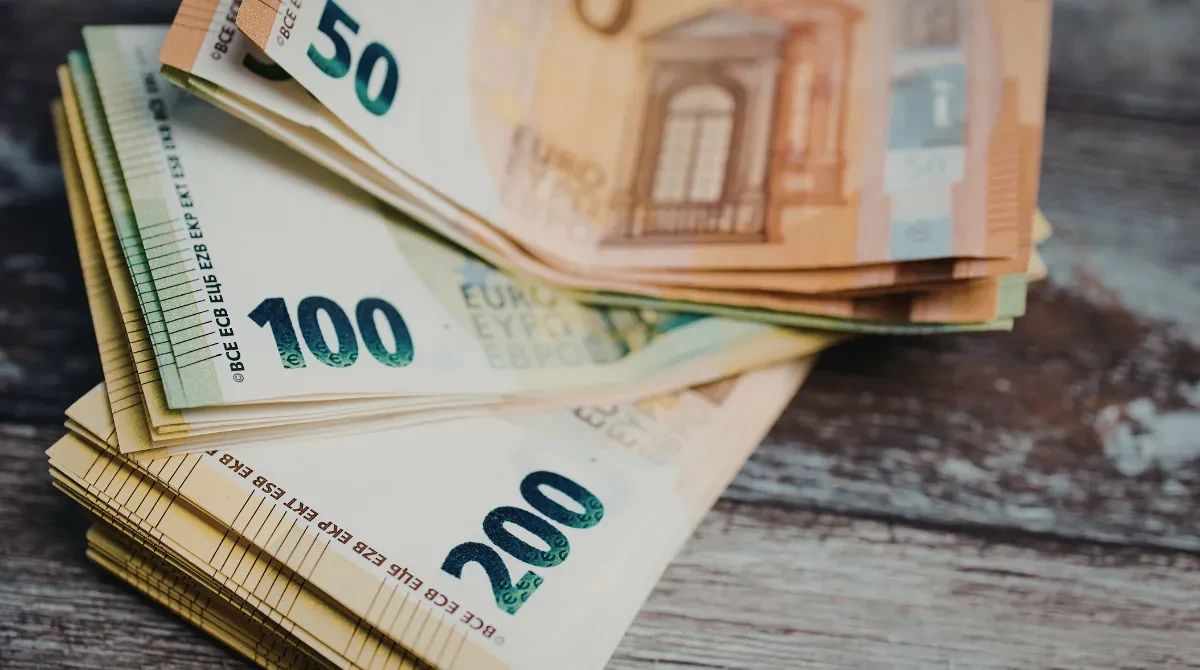Banconote in euro e controlli della Guardia di Finanza