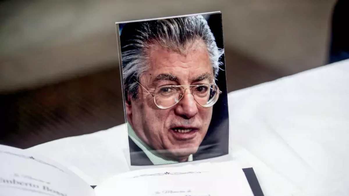 funerali bossi blindati chiesa chiusa e piazza controllata pontida sotto massima sicurezza da Thesocialpost.it funerali bossi blindati chiesa chiusa e piazza controllata pontida sotto massima sicurezza