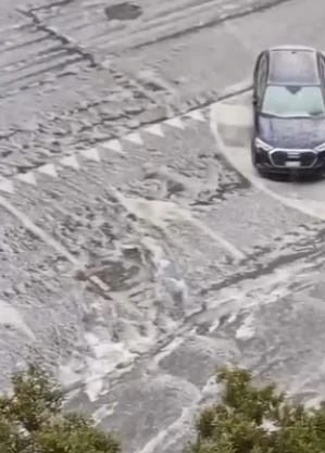 Maltempo a Roma: grandine, crollo termico di 10 gradi e traffico in tilt. Scatta allerta meteo