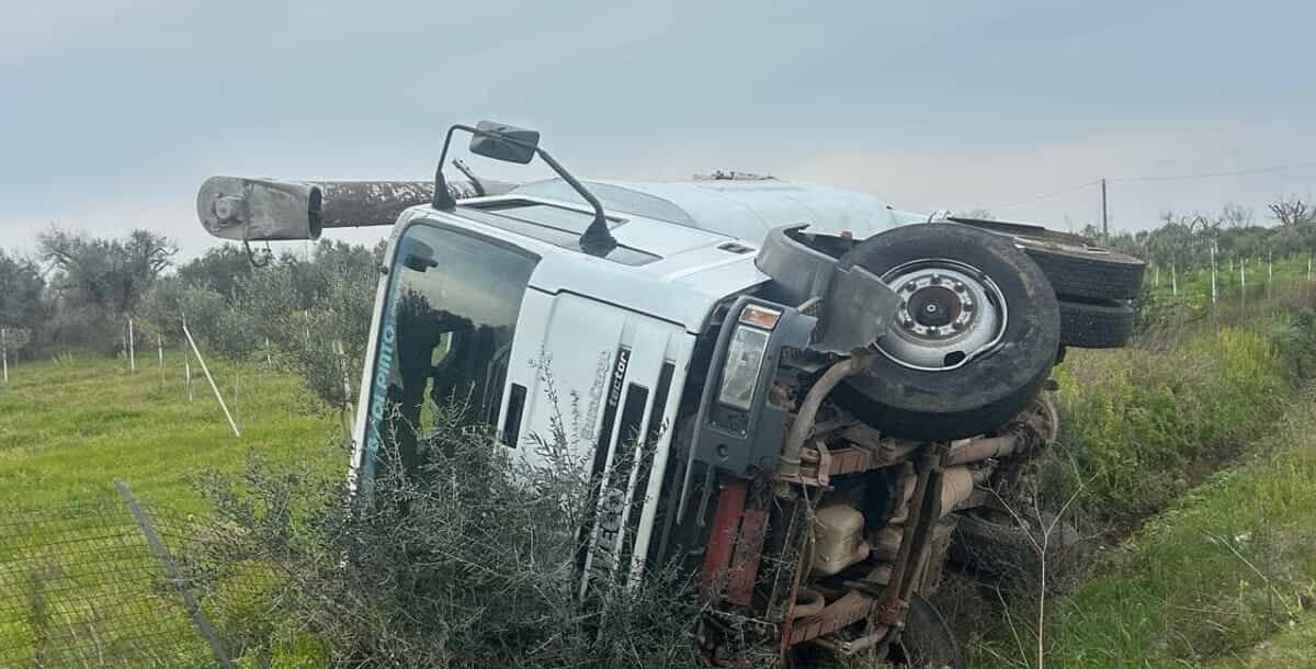 camion sfonda il guard rail e vola nel canalone incidente shock in italia traffico in tilt da Thesocialpost.it camion sfonda il guard rail e vola nel canalone incidente shock in italia traffico in tilt