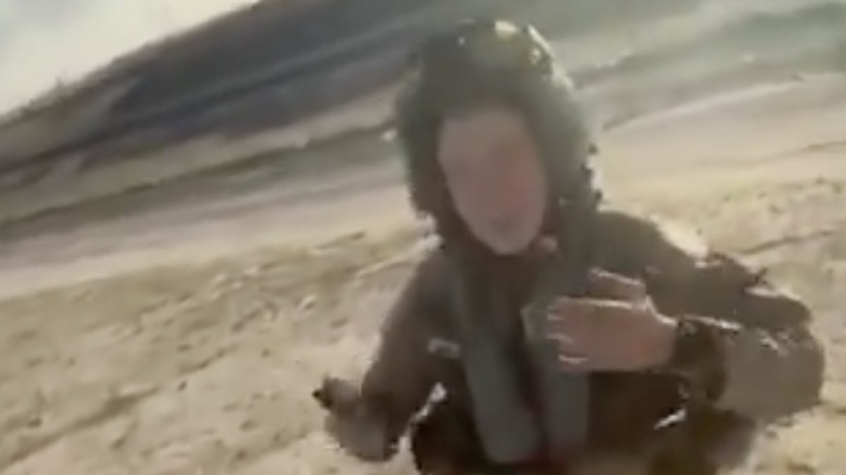 Fuoco amico nel deserto, pilota Usa abbattuta atterra in Kuwait e viene salvata da un cittadino: “Qui sei al sicuro” Fuoco amico nel deserto, pilota Usa abbattuta atterra in Kuwait e viene salvata da un cittadino: “Qui sei al sicuro”