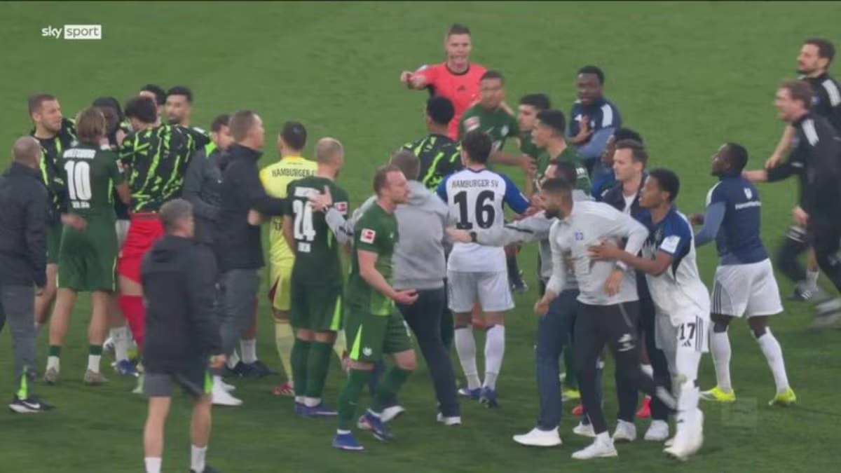 “Tutti contro tutti”. Rissa shock in campo, è caos totale!