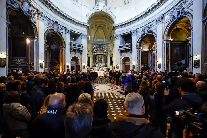 funerali enrica bonaccorti a roma il primo ad arrivare l8217ex marito e c8217232 anche ilona staller il cielo di renato zero accompagner224 il feretro da Thesocialpost.it funerali enrica bonaccorti a roma il primo ad arrivare l8217ex marito e c8217232 anche ilona staller il cielo di renato zero accompagner224 il feretro