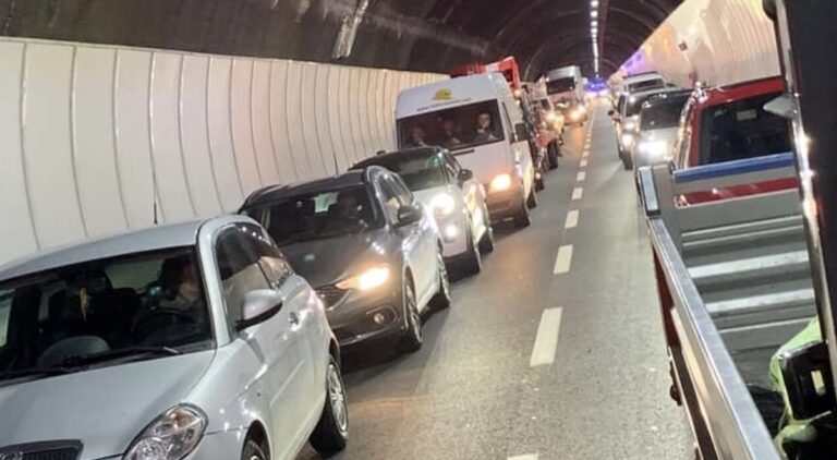 Incidente in autostrada, traffico in tilt e coda chilometrica: la ...