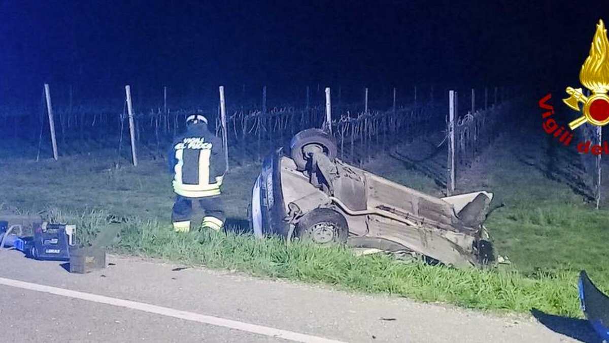Il sorpasso poi lo schianto frontale: è successo poco fa, impatto devastante