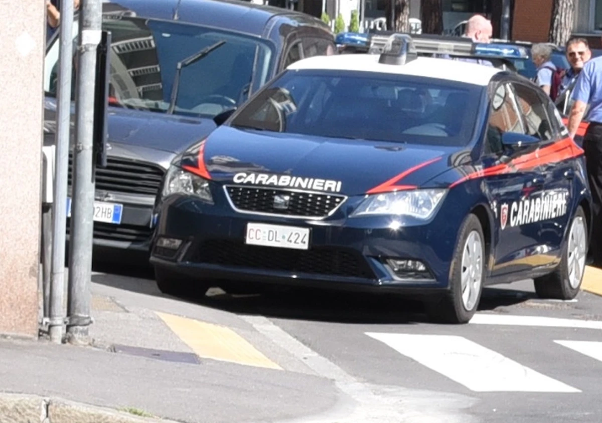 Carabinieri durante un inseguimento ad alta velocità