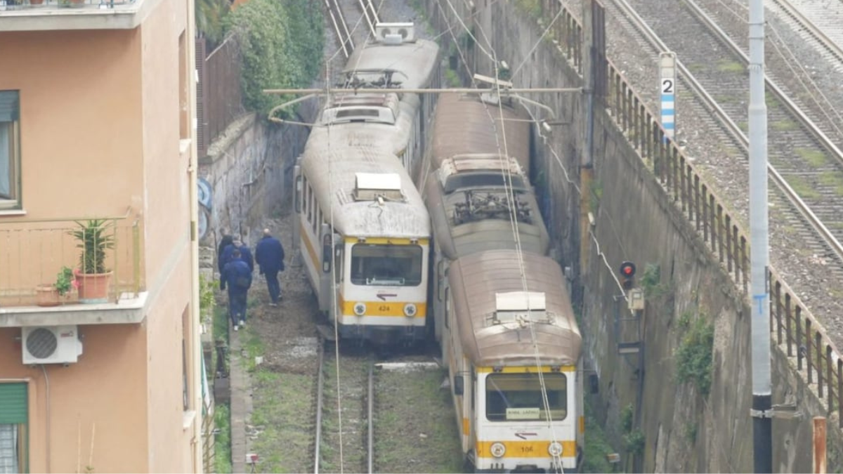 Scontro tra treni sulla Termini Centocelle: paura a Ponte Casilino, servizio sospeso Scontro tra treni sulla Termini Centocelle: paura a Ponte Casilino, servizio sospeso