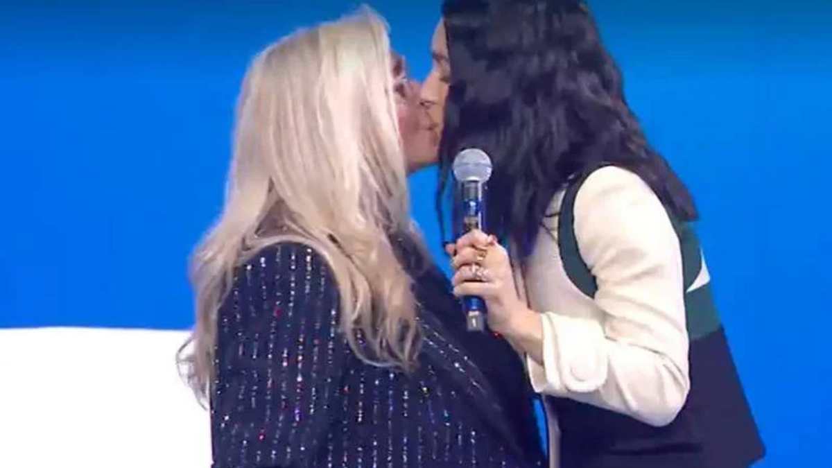 levante chiude il caso del bacio a sanremo nessuna censura e a domenica in bacia mara venier da Thesocialpost.it levante chiude il caso del bacio a sanremo nessuna censura e a domenica in bacia mara venier