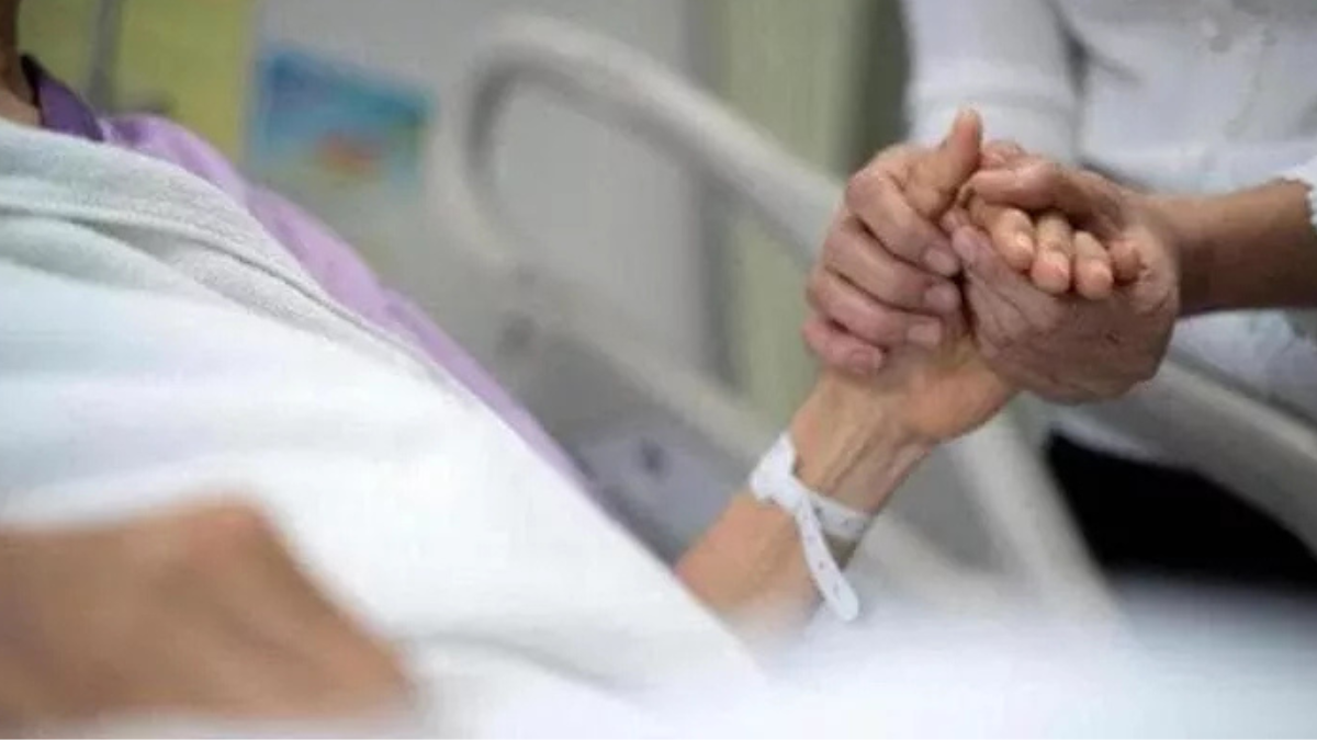 Suicidio assistito, Libera muore con un dispositivo oculare: “Una richiesta di dignità”