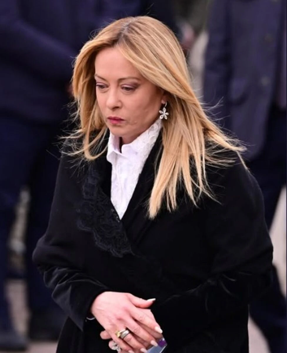 Giorgia Meloni all’abbazia di San Giacomo a Pontida per i funerali di Umberto Bossi