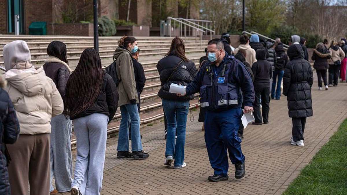 meningite nel kent i casi salgono e scattano le code per il vaccino paura e rassicurazioni da Thesocialpost.it meningite nel kent i casi salgono e scattano le code per il vaccino paura e rassicurazioni