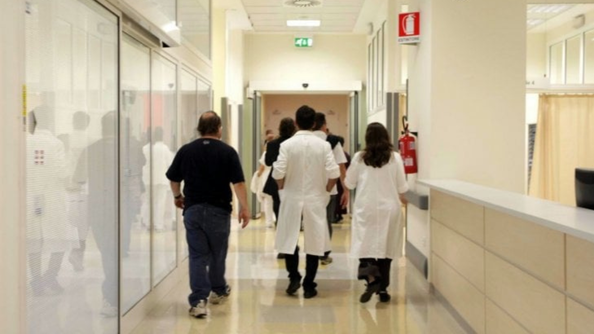 Epatite A: picco di contagi e ricoveri, sotto osservazione i frutti di mare e il sushi