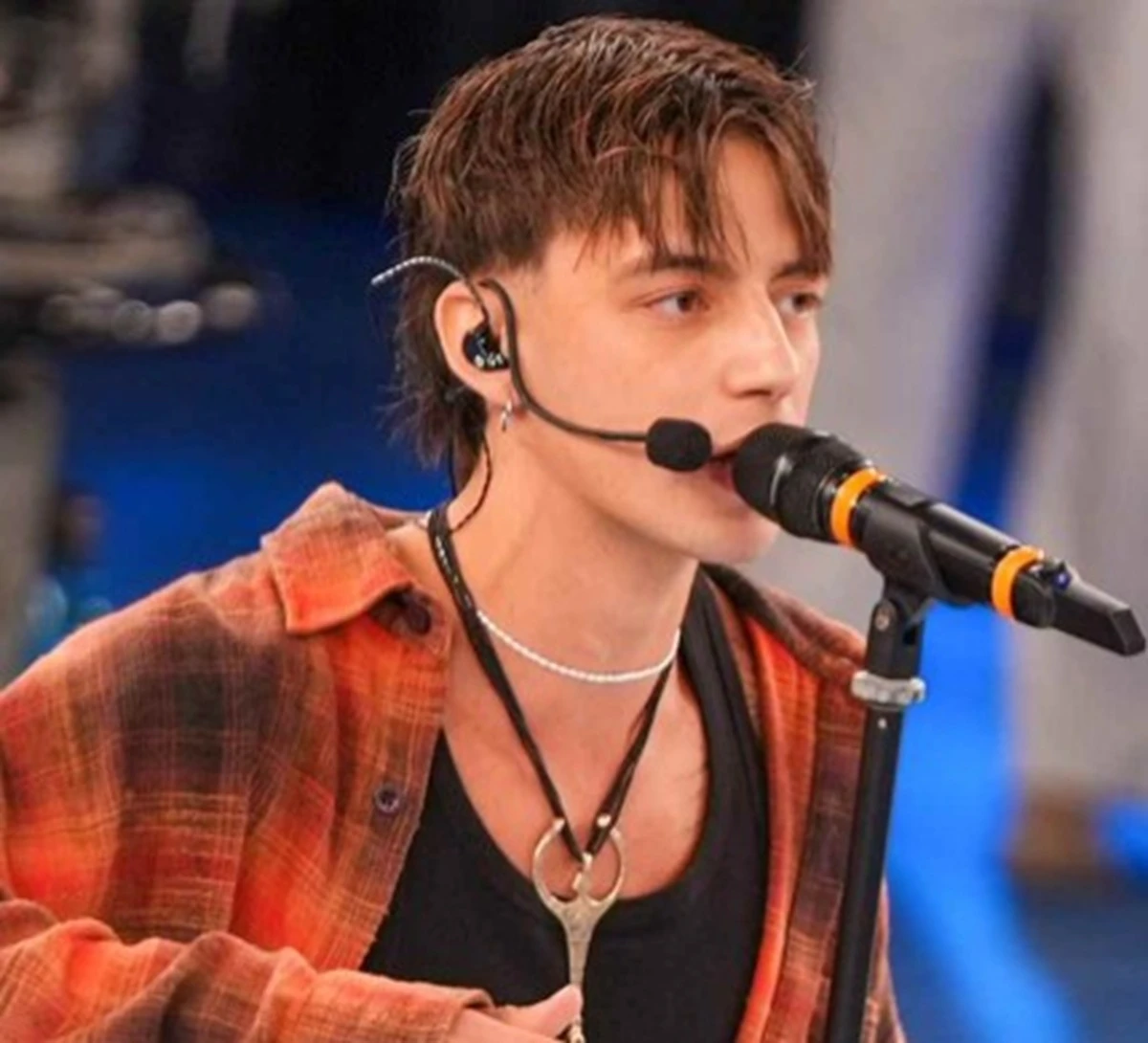 Plasma ad Amici 25, il cantante al centro delle polemiche sul guanto di sfida