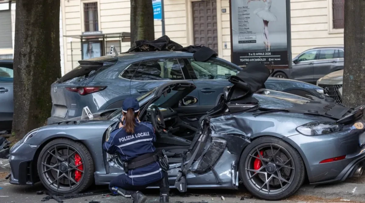 Incidente a Milano con Porsche Spyder a noleggio in corso di Porta Vercellina: auto distrutta dopo lo schianto