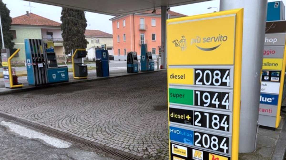 carburanti prezzi ancora in aumento senza taglio accise diesel a livelli record da Thesocialpost.it carburanti prezzi ancora in aumento senza taglio accise diesel a livelli record