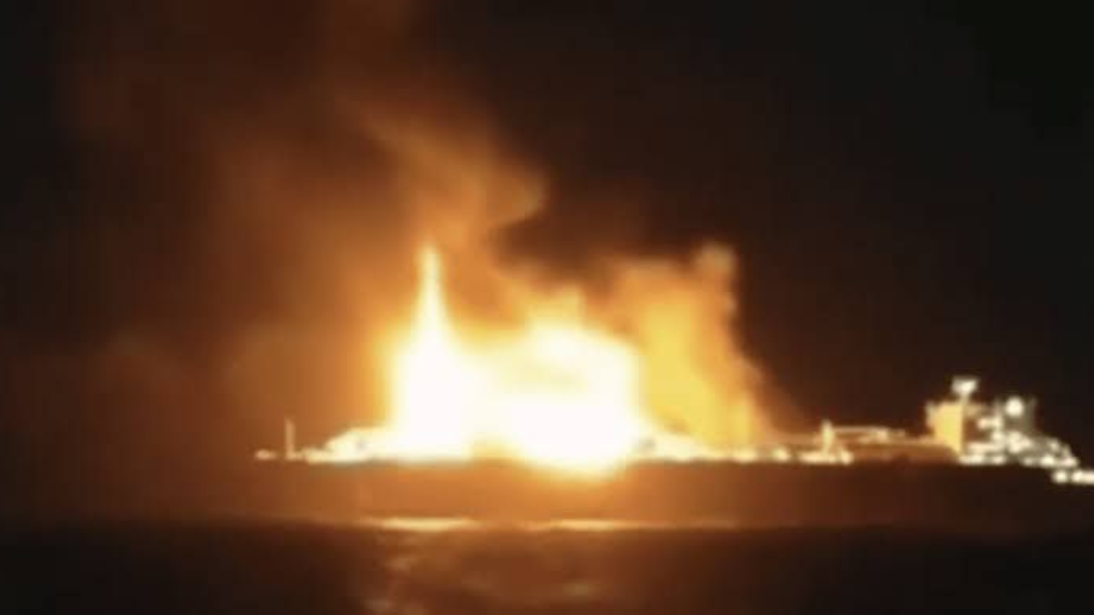 Nave cisterna russa in fiamme nel Mediterraneo: si indaga sulle cause Nave cisterna russa in fiamme nel Mediterraneo: si indaga sulle cause