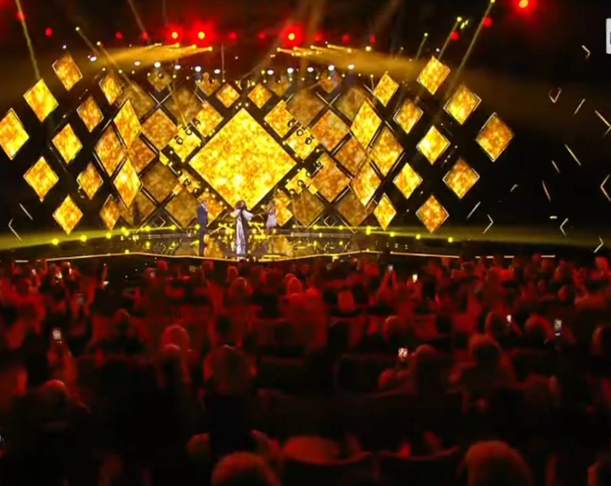 Simona Ventura sul palco del San Marino Song Contest