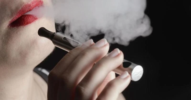 Sigaretta elettronica: utilizzo e rischi legati a svapo e fumo combinato