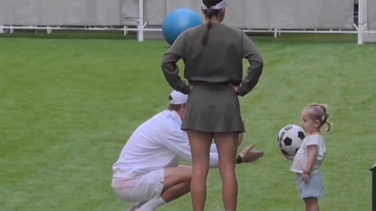 Sinner, il lato tenero del campione: gioca con la figlia di Bencic e conquista i social