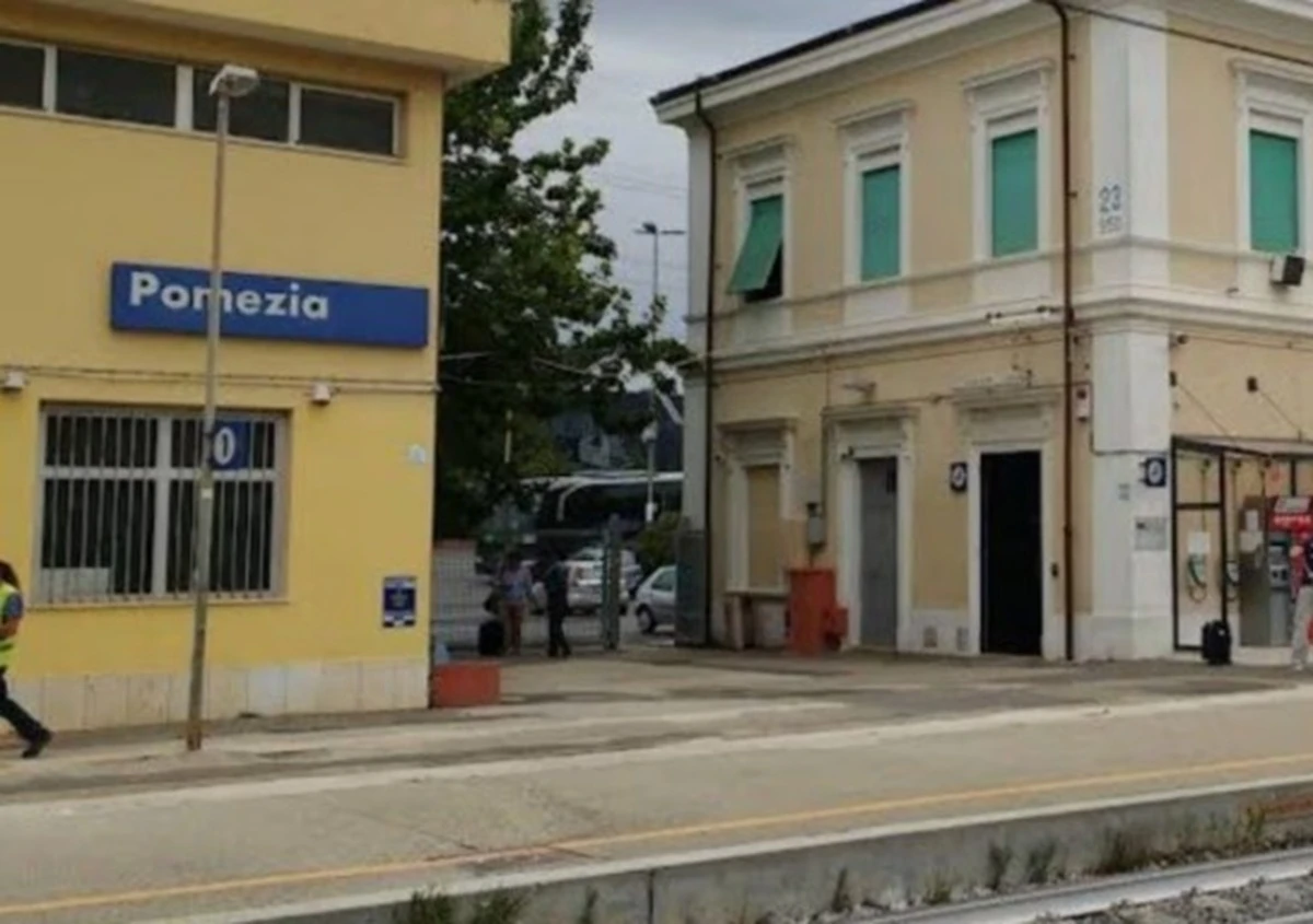 Stazione ferroviaria affollata durante i ritardi e la circolazione interrotta