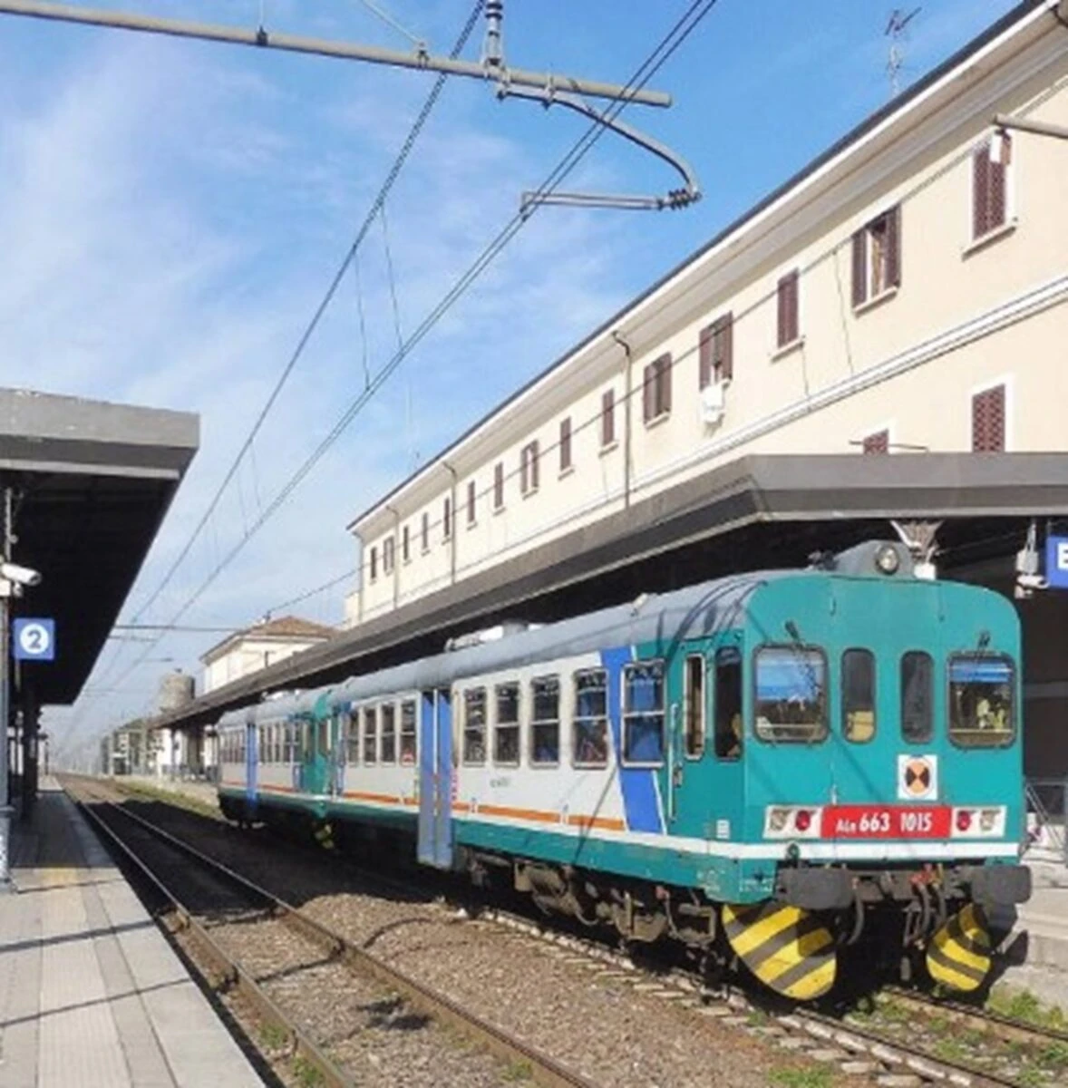 Treno regionale in stazione durante la sospensione della circolazione
