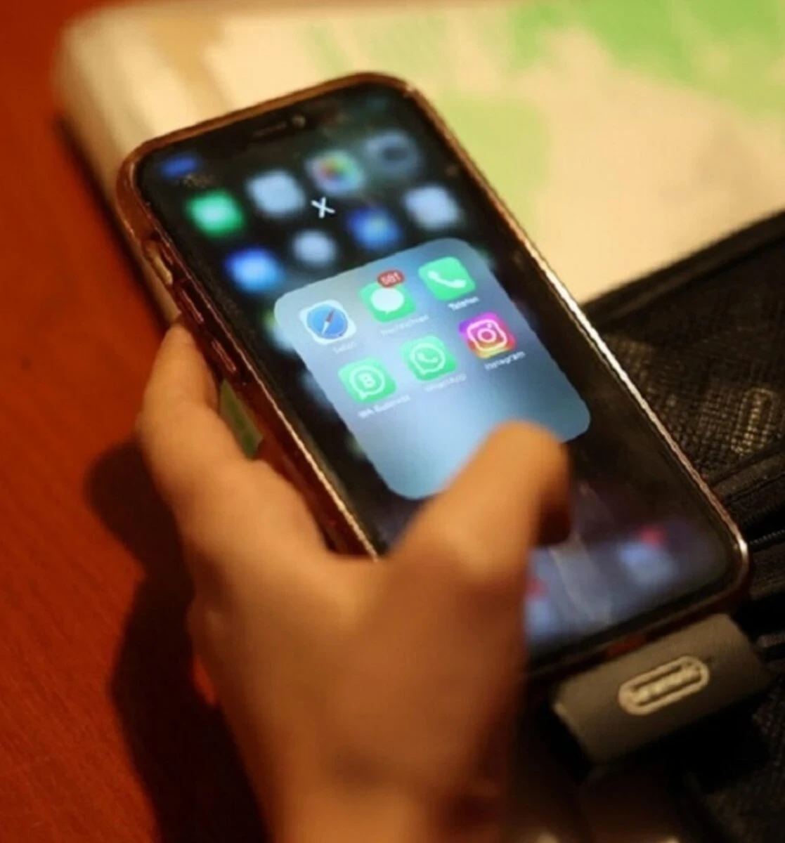 Messaggi truffa su WhatsApp: richiesta del codice e tecniche di urgenza