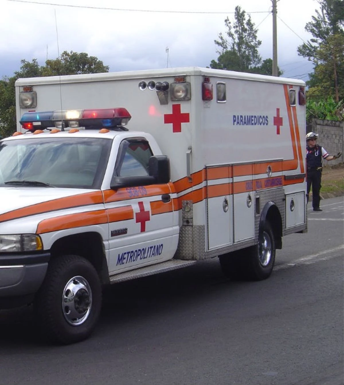 Ambulanza e soccorsi dopo un grave incidente stradale