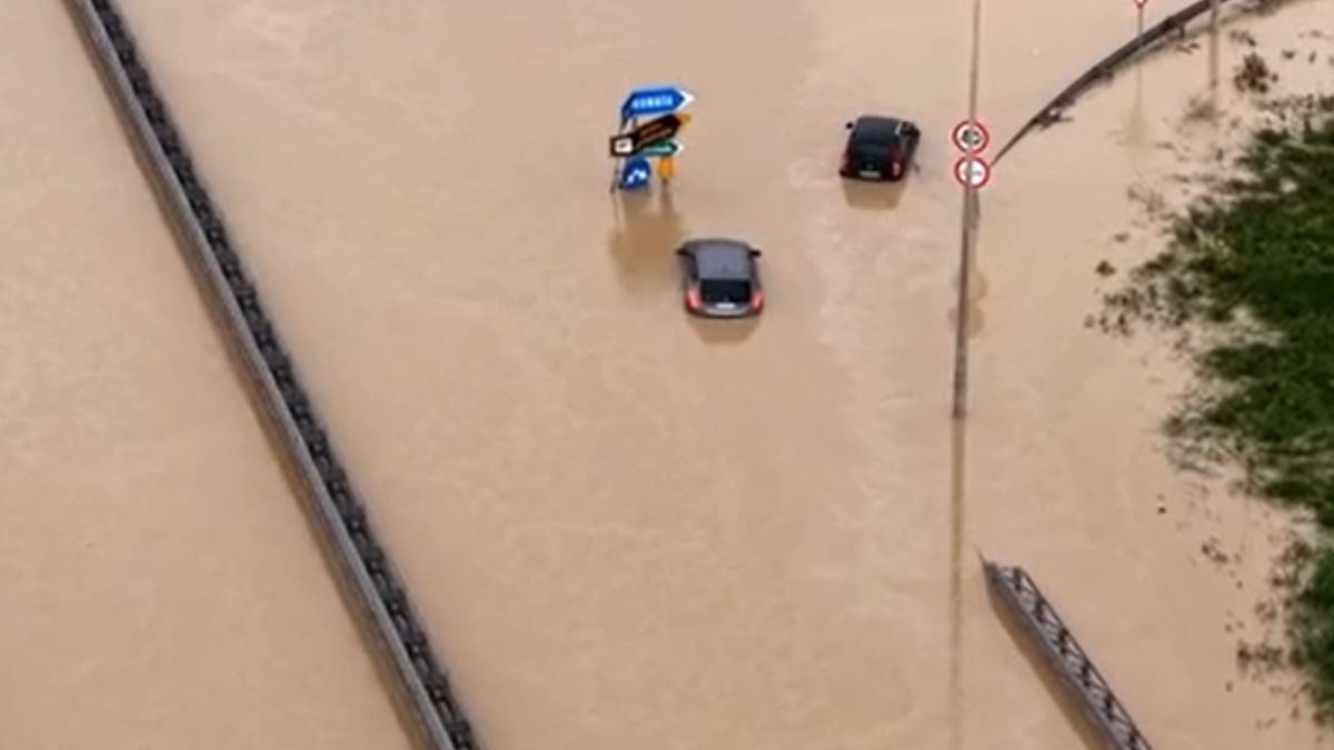 maltempo italia superstrada completamente allagata il video da brividi da Thesocialpost.it maltempo italia superstrada completamente allagata il video da brividi