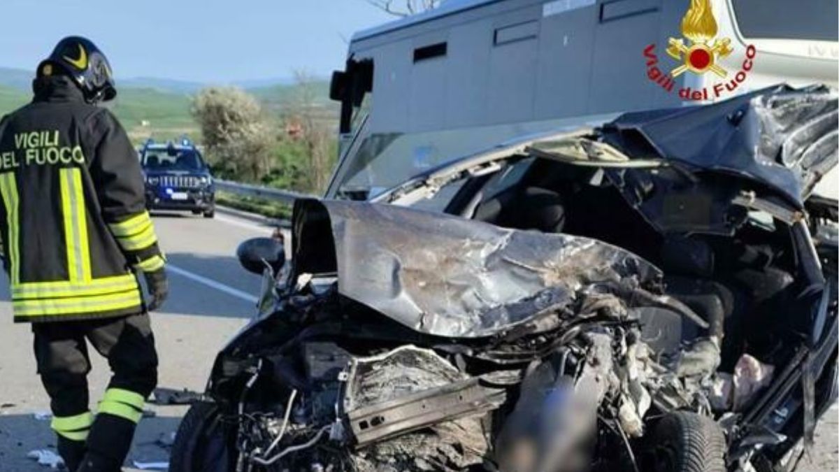 scontro tra auto e bus morti padre e figlio ferito il conducente da Thesocialpost.it scontro tra auto e bus morti padre e figlio ferito il conducente